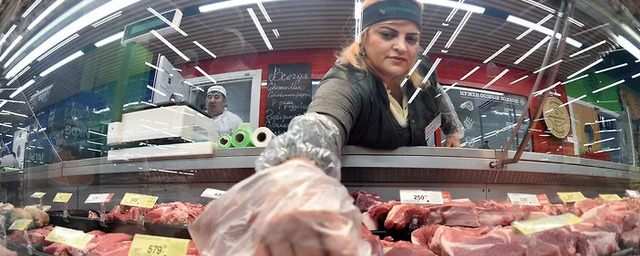 Россияне перешли на более дешевое мясо